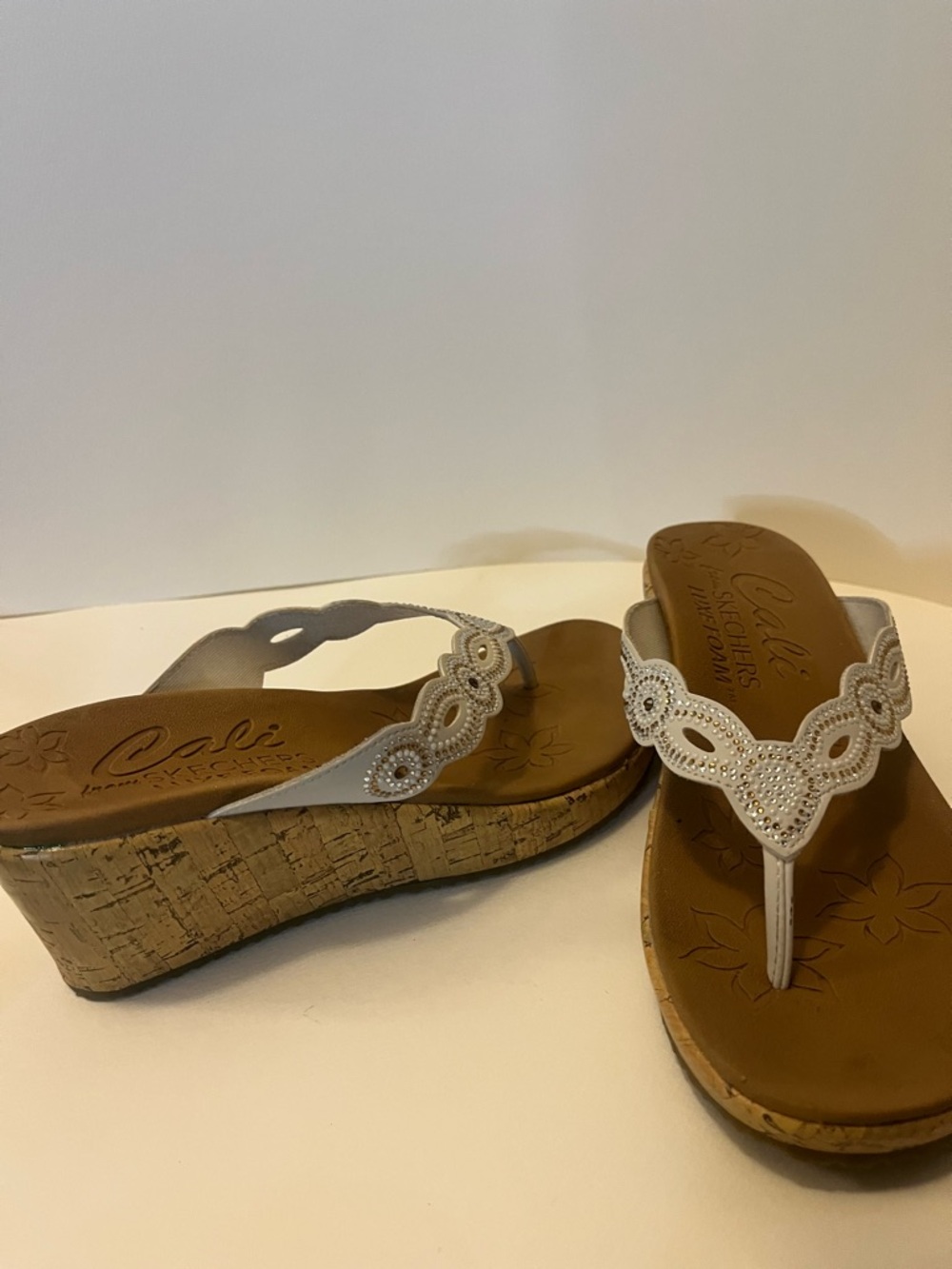 Skechers Women's White Beaded Luxe Foam Thong Sandals - Picture 4 of 6